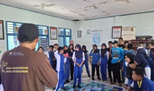 Penyadartahuan Terkait Ekosistem Kepada Anak Sekolah Pulau Barrang Caddi (4)