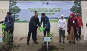 Taruna Ikrar, Kepala BPOM RI Tanam Pohon dan Kunjungi Instalasi Farmasi RSUD Moewardi Solo