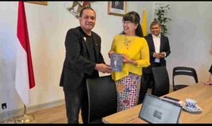 Duta Besar RI untuk Denmark Siti Nugraha Mauludiah menerima buku Hitam Itu Bukan Sekadar Warna dari dr Wachyudi Muchsin atau Dokter Koboi di KBRI Copenhagen.